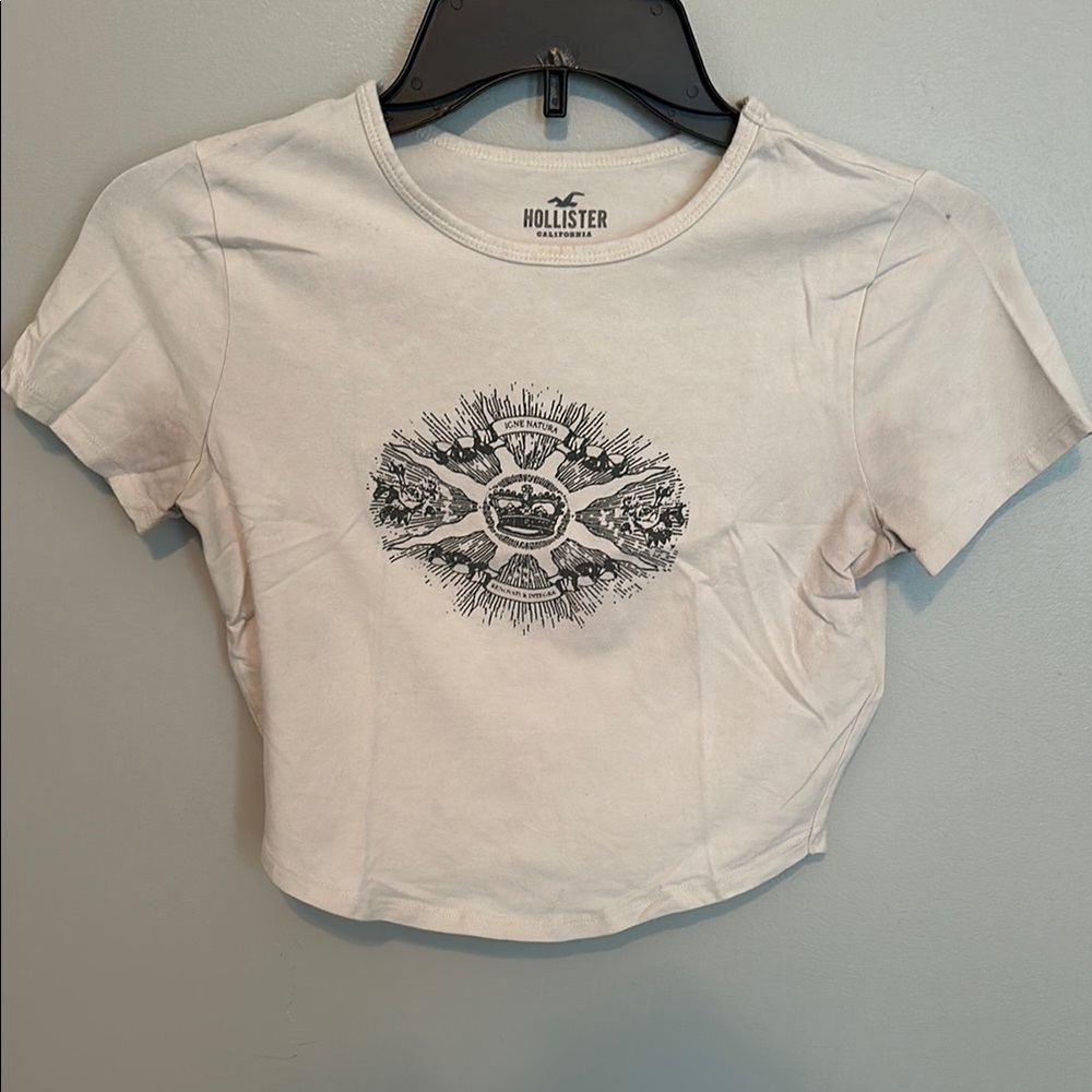 Hollister Cream Graphic Crop Tee